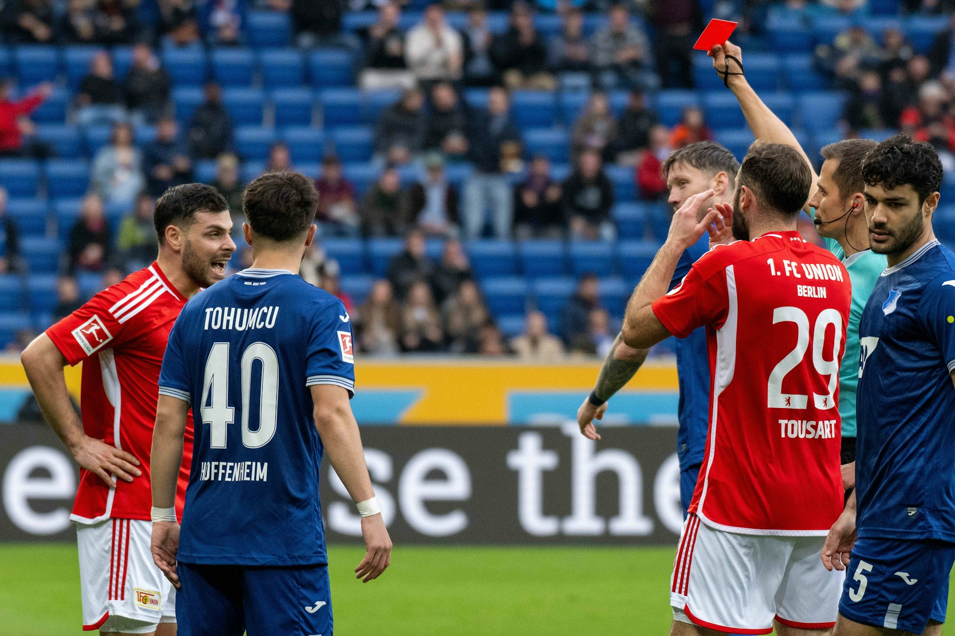 Kevin Volland versteht die Welt nicht mehr: Schiedsrichter Robert Hartmann zeigt ihm die Gelb-Rote Karte.