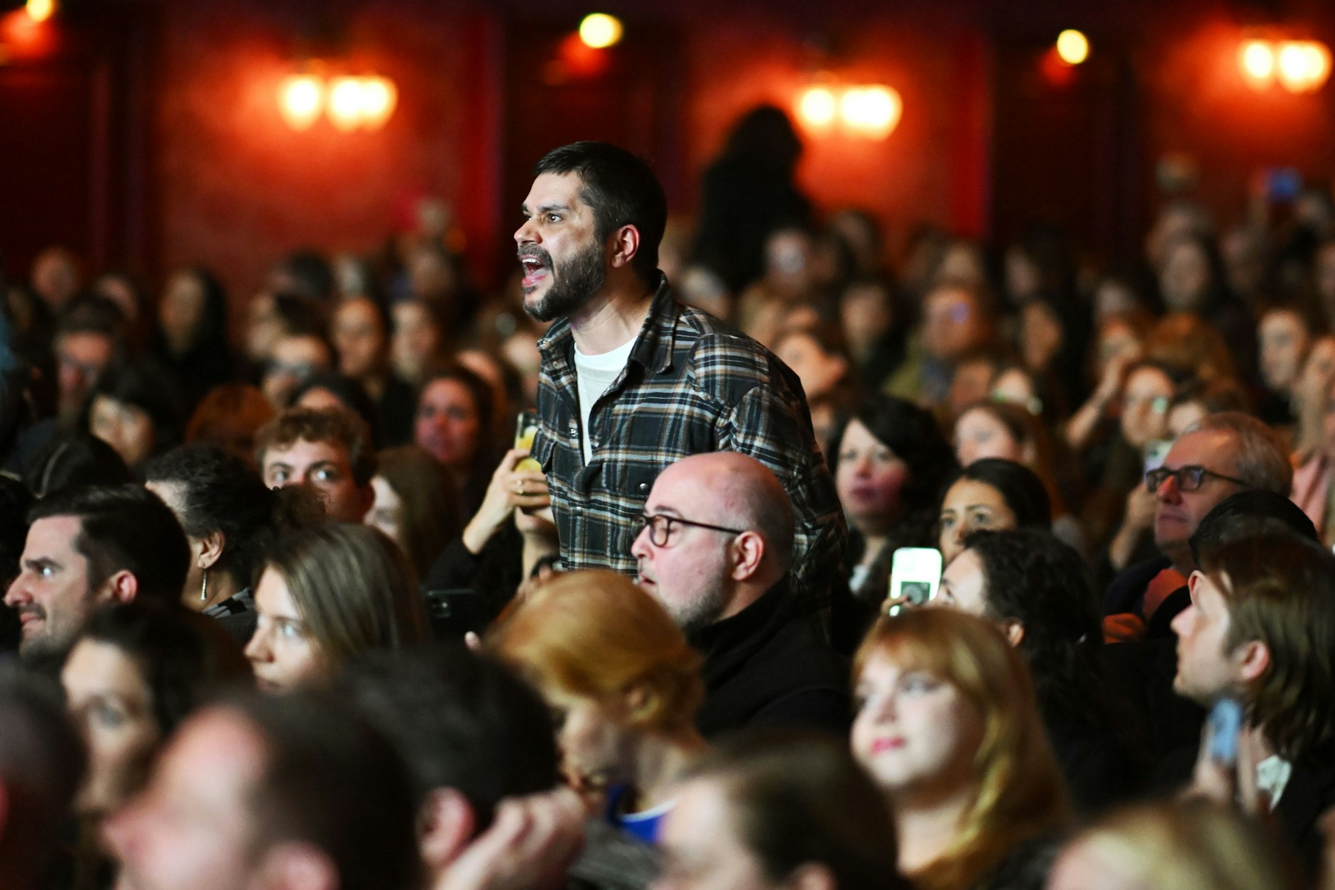 Dieser Mann versuchte durch Schreierei den „Special Evening with Hillary Clinton“ im Theater des Westens zu stören. Um ihn Sitzende versuchen den Mann wieder auf den Sitz zu ziehen.