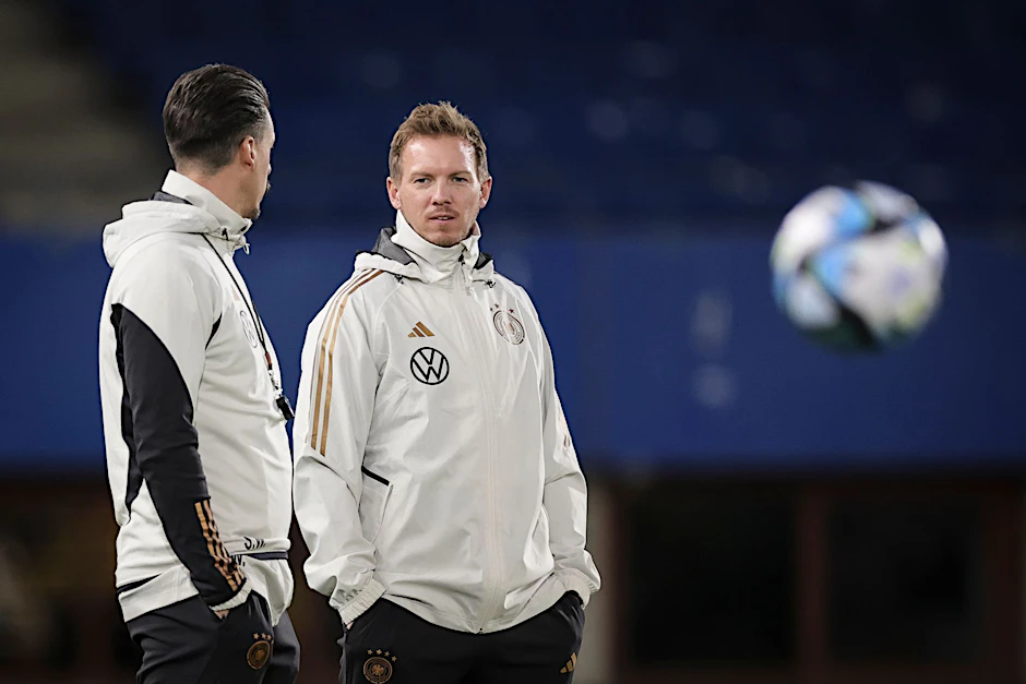 ARCHIV - Deutschlands Trainer Julian Nagelsmann (r) macht es spannend.  
