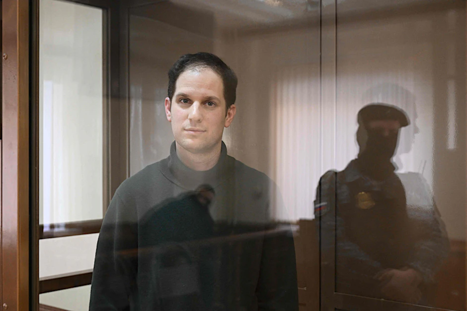 Der wegen Spionage verhaftete US-Journalist Evan Gershkovich steht am 20. Februar vor einer Anhörung im Moskauer Stadtgericht im Käfig der Anklagebank.&nbsp;