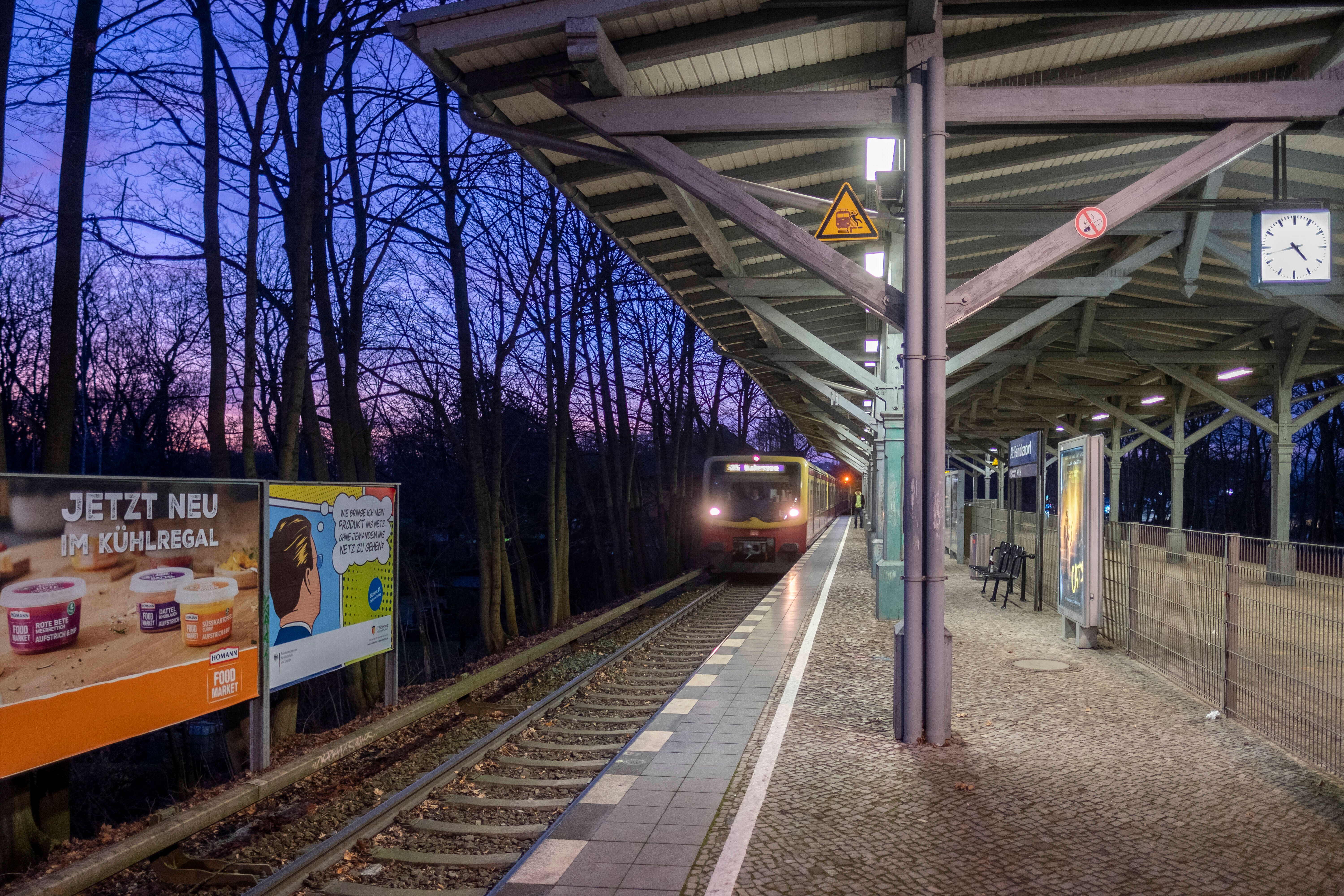 Berlin-Reinickendorf: Unbekannte legen Betonplatten auf Gleise – Züge stark beschädigt