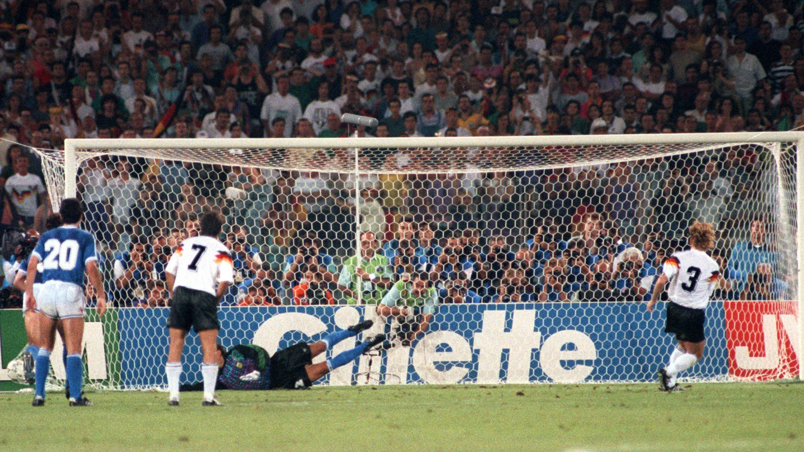 8. Juli 1990 in Rom: Das entscheidende Tor im WM-Finale zwischen Deutschland und Argentinien. Vergeblich hechtet der argentinische Torhüter Sergio Goycoechea in die richtige Ecke. In der 85. Minute des Spiels im Olympiastadion verwandelt Andi Brehme (Nr. 3) einen Strafstoß zum 1:0.&nbsp;&nbsp;