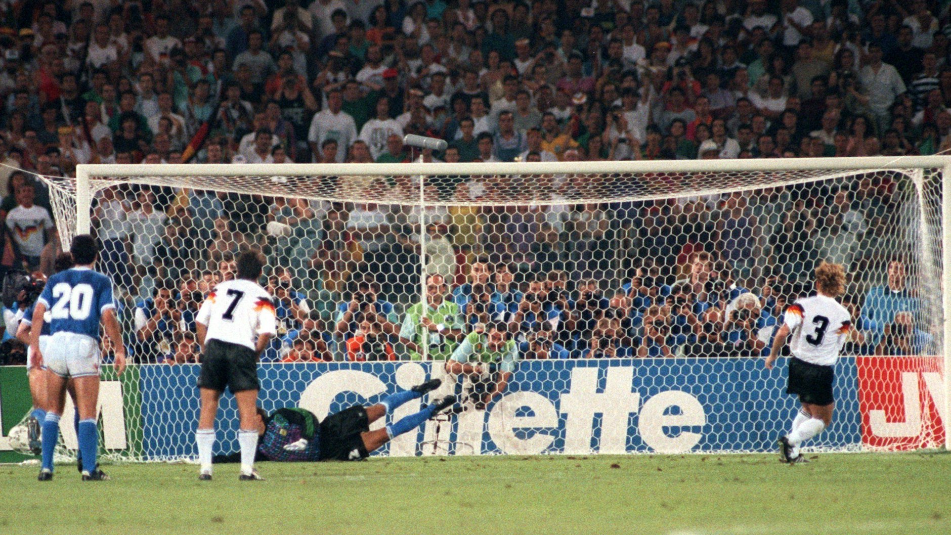8. Juli 1990 in Rom: Das entscheidende Tor im WM-Finale zwischen Deutschland und Argentinien. Vergeblich hechtet der argentinische Torhüter Sergio Goycoechea in die richtige Ecke. In der 85. Minute des Spiels im Olympiastadion verwandelt Andi Brehme (Nr. 3) einen Strafstoß zum 1:0.&nbsp;&nbsp;