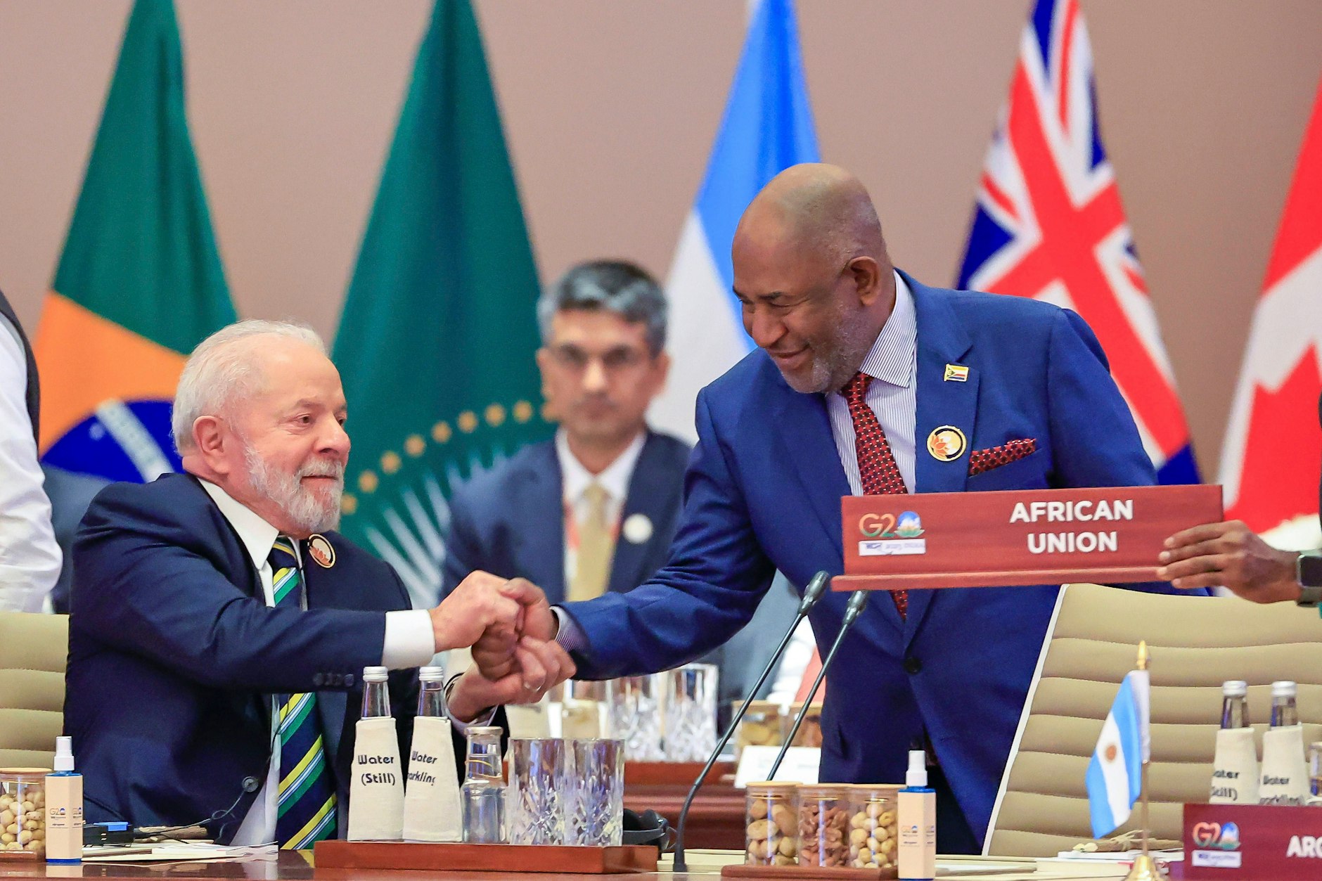 Der brasilianische Präsident Luiz Inácio Lula da Silva (l.) mit dem Vorsitzenden der Afrikanischen Union, Azali Assoumani