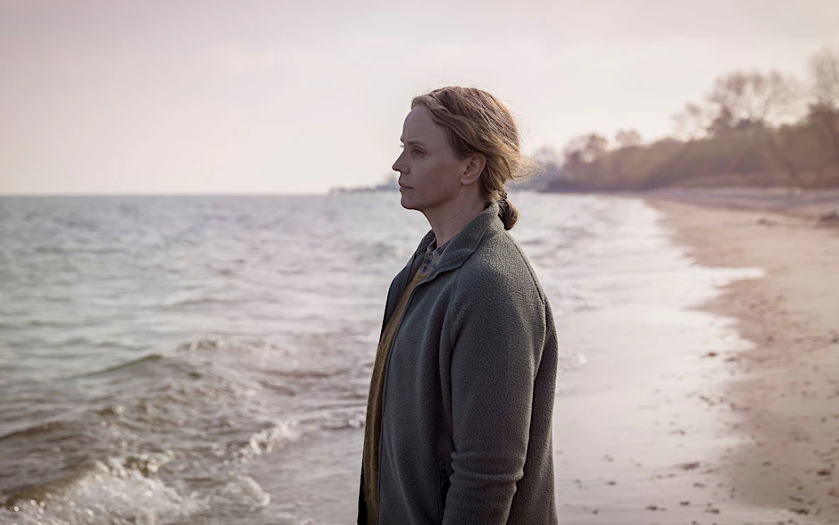 HANDOUT - Iris (Sofia Helin) versucht, sich am Strand in Ystad zu entspannen  