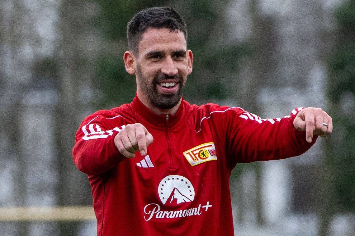 Rani Khedira, Mittelfeld-Stratege des 1. FC Union, hat beim Training am Dienstag sichtlich Spaß.