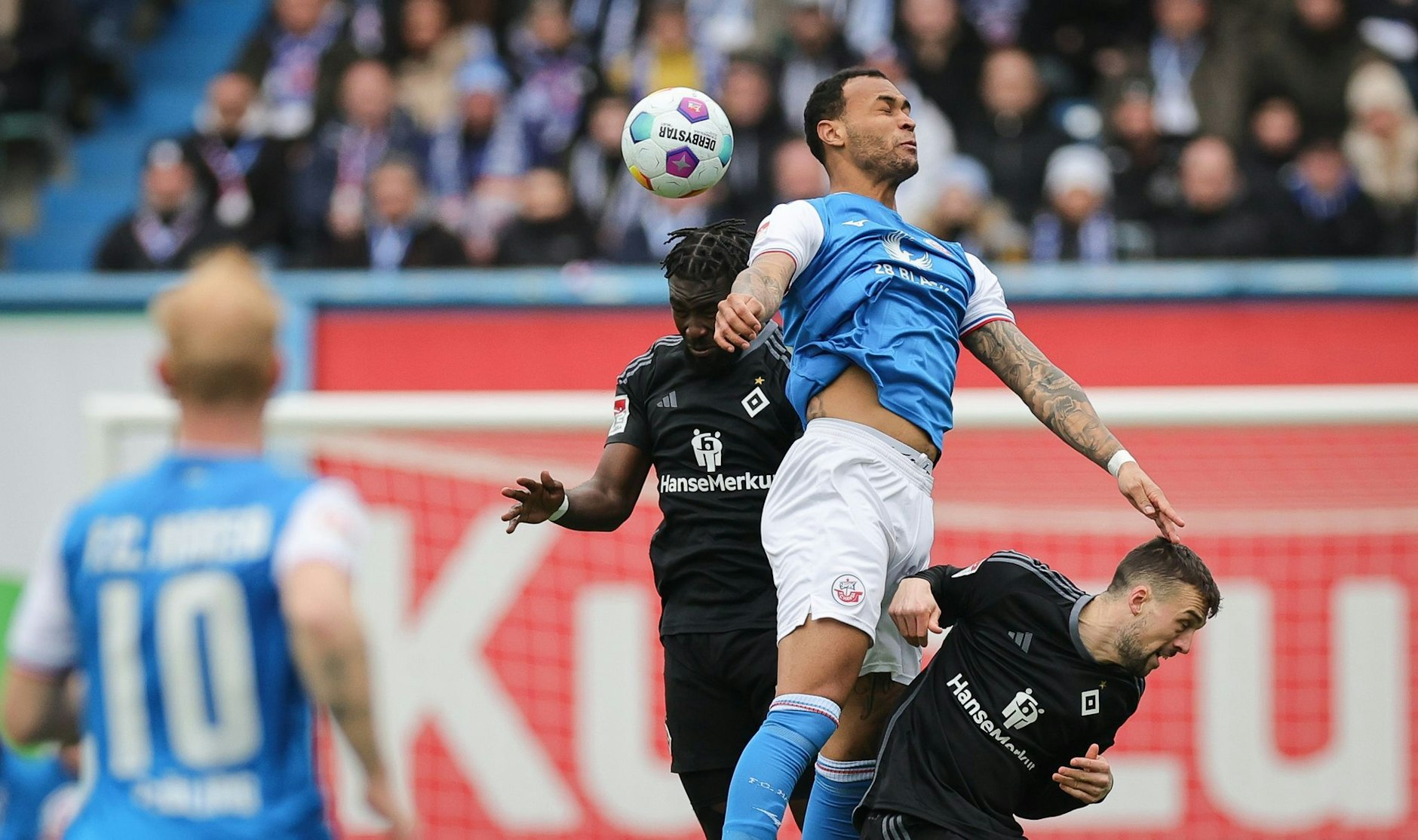 Stephan Ambrosius (l) und der HSV kamen nicht über ein 2:2 in Rostock hinaus.  