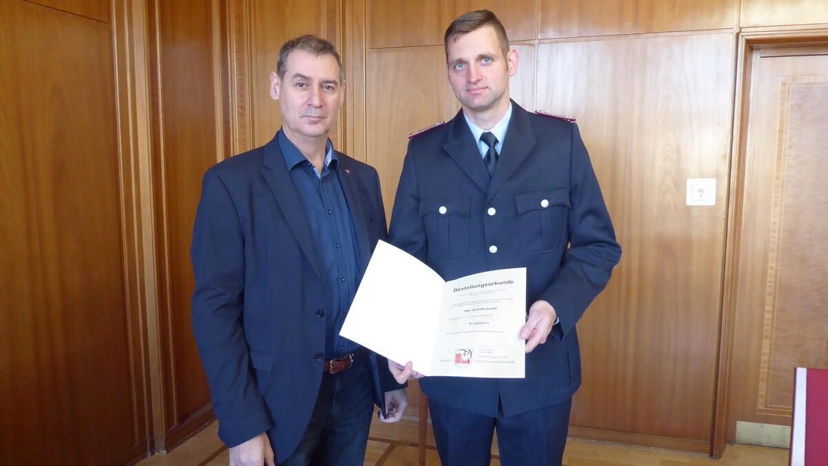 Ralf Michalski (r.) wurde 2022 von Bürgermeister Frank Balzer zum Wehrführer der Freiwilligen Feuerwehr Eisenhüttenstadt ernannt.