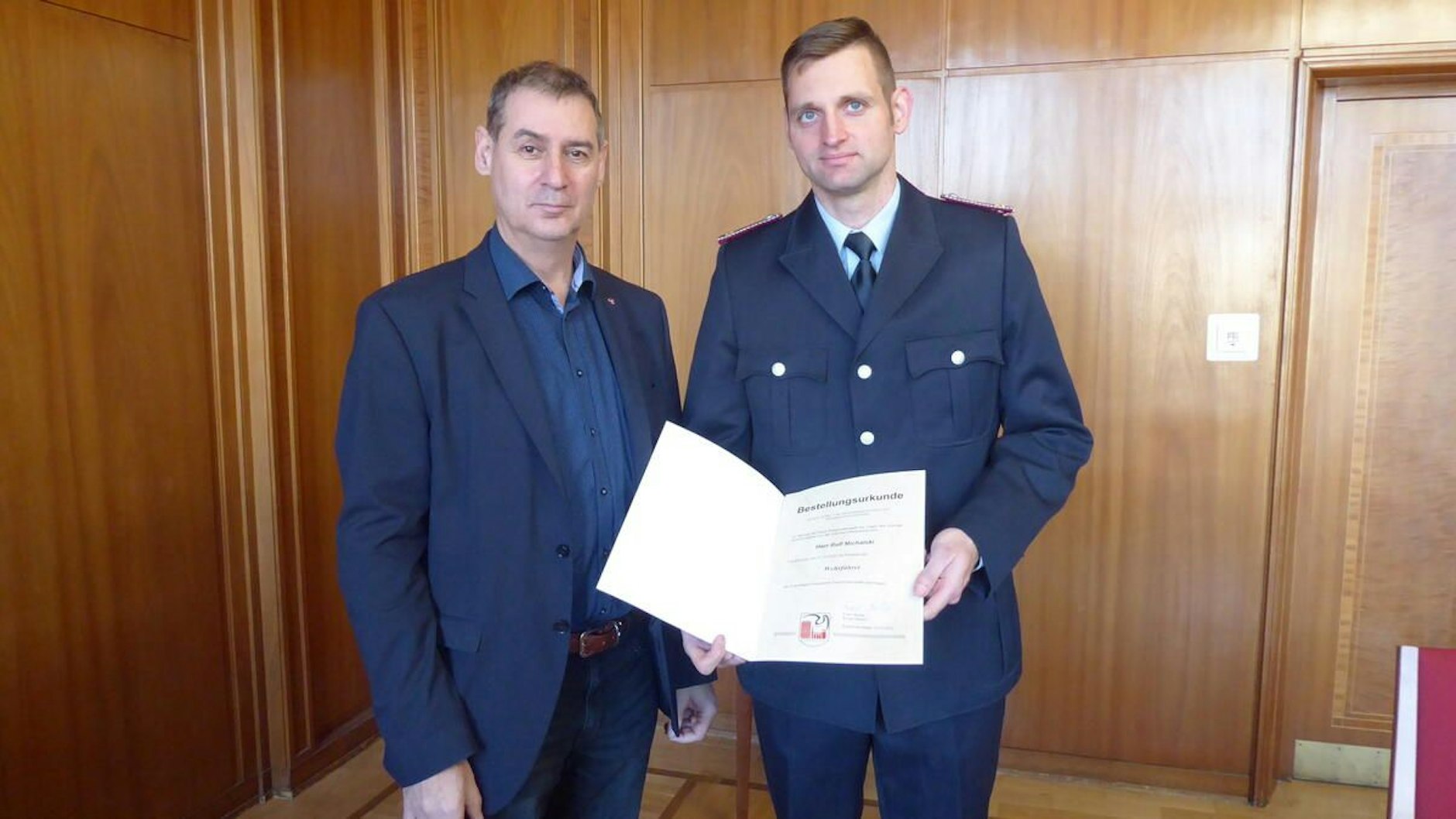 Ralf Michalski (r.) wurde 2022 von Bürgermeister Frank Balzer zum Wehrführer der Freiwilligen Feuerwehr Eisenhüttenstadt ernannt.