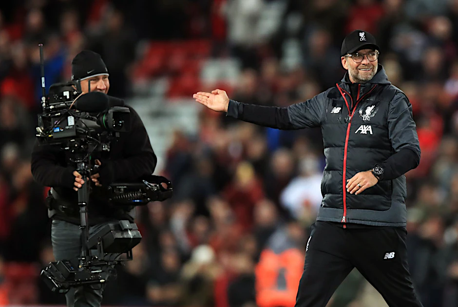 ARCHIV - Hört nach knapp neun Jahren als Cheftrainer an der Anfield Road auf: Jürgen Klopp (r).  a