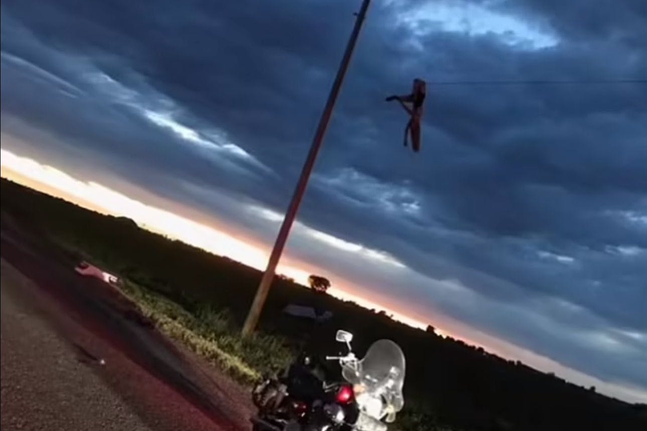 Kennedy Littledike wurde bei dem Unfall aus dem Auto in die Höhe geschleudert und blieb an einer Stromleitung hängen.