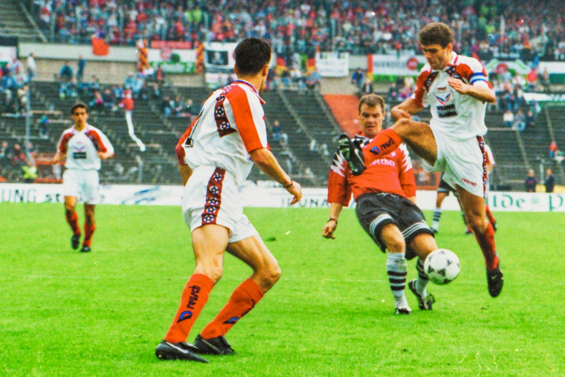 Steffen Karl (r.) war im Spiel der jüngsten Hertha-Startelf aller Zeiten am 23. September 1995 bei Hannover 96 mit seinen 25 Jahren der Oldie im Team.