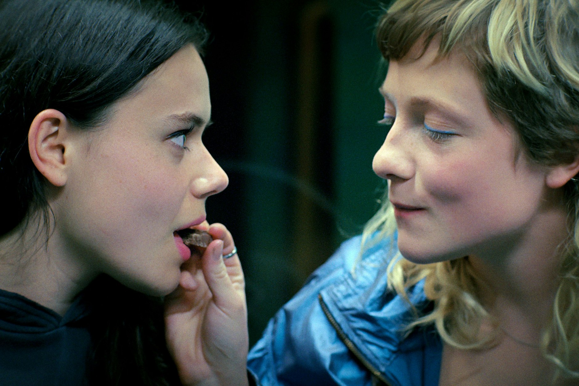 Lilith Grasmug (l.) als Fanny und Josefa Heinsius als Lena in einer Szene des Films „Langue Étrangère“. Sie testen Schokolade mit psychoaktiven Pilzen.&nbsp;