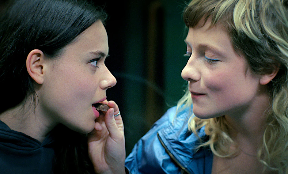 Lilith Grasmug (l.) als Fanny und Josefa Heinsius als Lena in einer Szene des Films „Langue Étrangère“. Sie testen Schokolade mit psychoaktiven Pilzen.&nbsp;