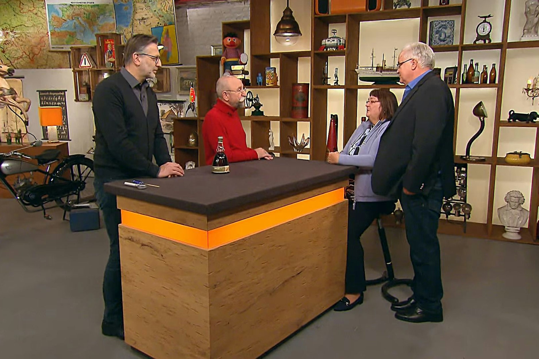 Die Expertise bei „Bares für Rares“: Experte Detlef Kümmel, Moderator Horst Lichter und die Kandidaten Kathrin Geuther und Rainer Kreischer aus Duisburg.