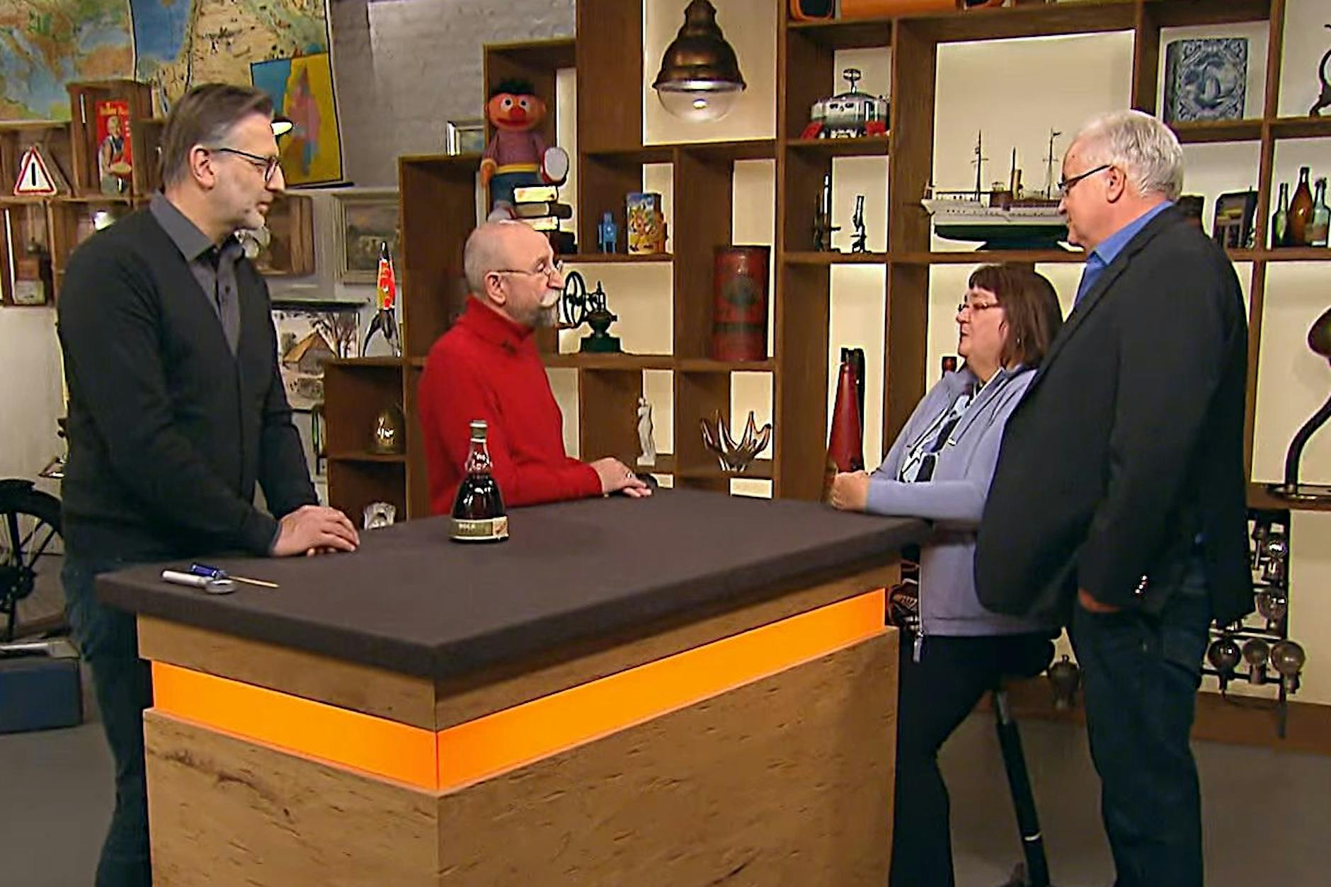 Hammer bei „Bares für Rares“: So viel Geld für eine Flasche Schnaps! DAS steckt dahinter