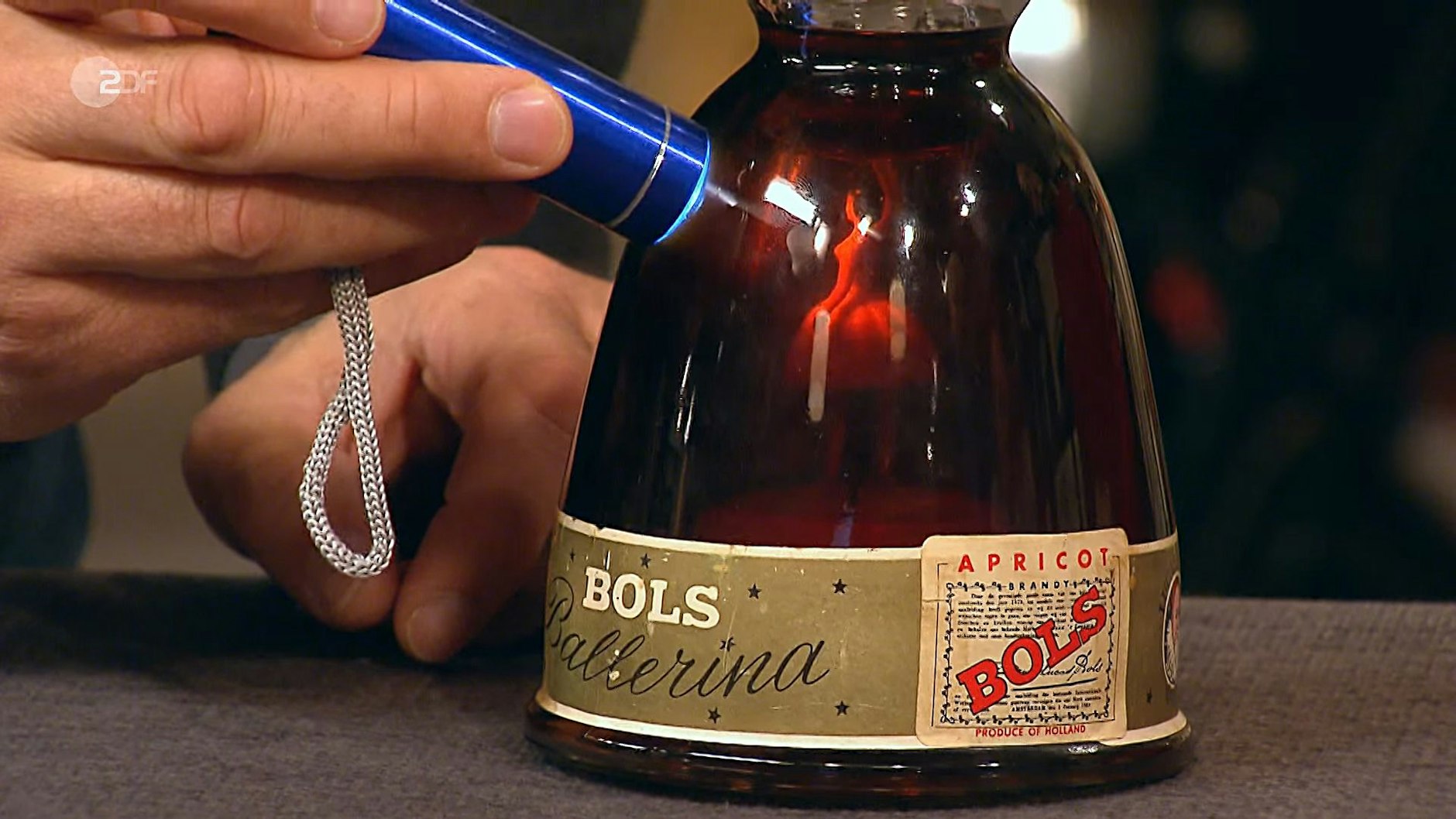 In der Schnaps-Flasche, die jetzt bei „Bares für Rares“ unter den Hammer kam, ist eine kleine Ballerina versteckt.