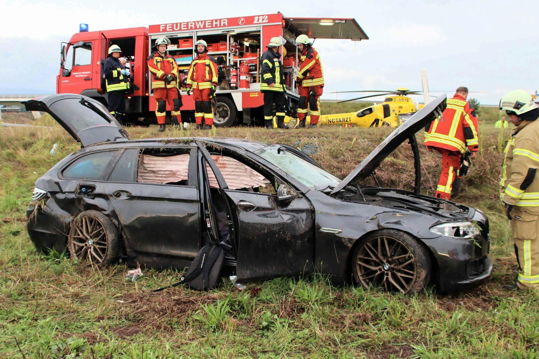 Ein Einsatz für die Feuerwehr: Ein Auto hat sich auf der Autobahn A14 überschlagen, es gibt vier Schwerverletzte.
