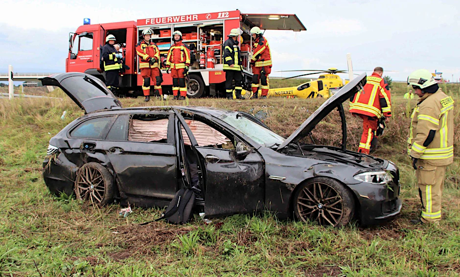 Ein Einsatz für die Feuerwehr: Ein Auto hat sich auf der Autobahn A14 überschlagen, es gibt vier Schwerverletzte.