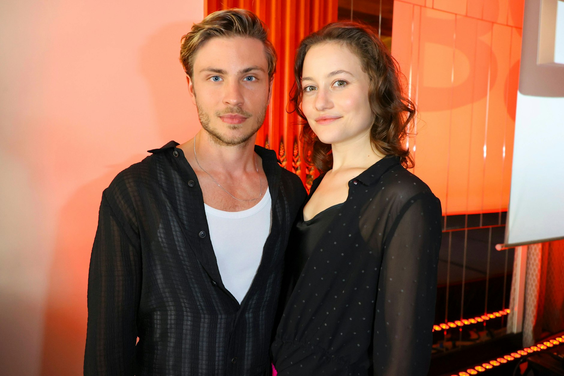 Jannik Schümann und Dominique Devenport spielen seit 2021 die Hauptrollen in „Sisi“.