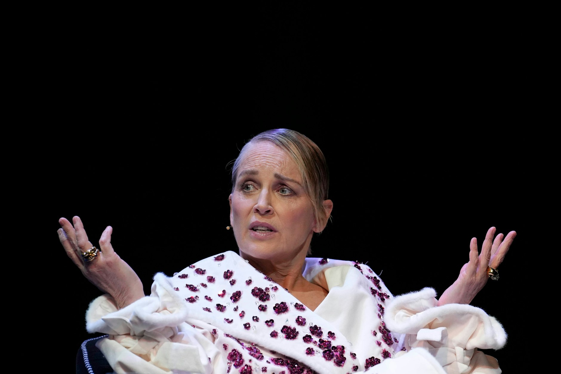 „Bademantel? Was meinen Sie mit Bademantel?“, scheint Sharon Stone zu fragen. 