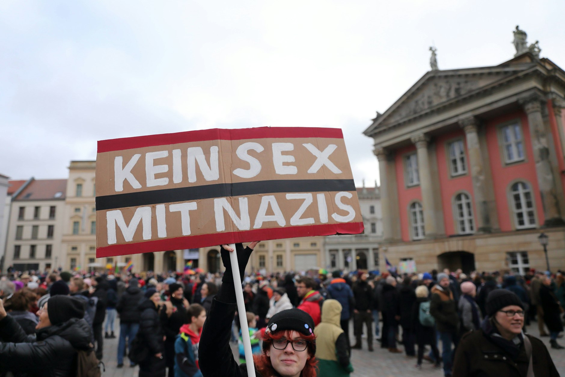 Auch in Brandenburg, wie hier vor dem Landtag in Potsdam, wird in den letzten Wochen immer wieder gegen Rechtsextremismus und die AfD protestiert.