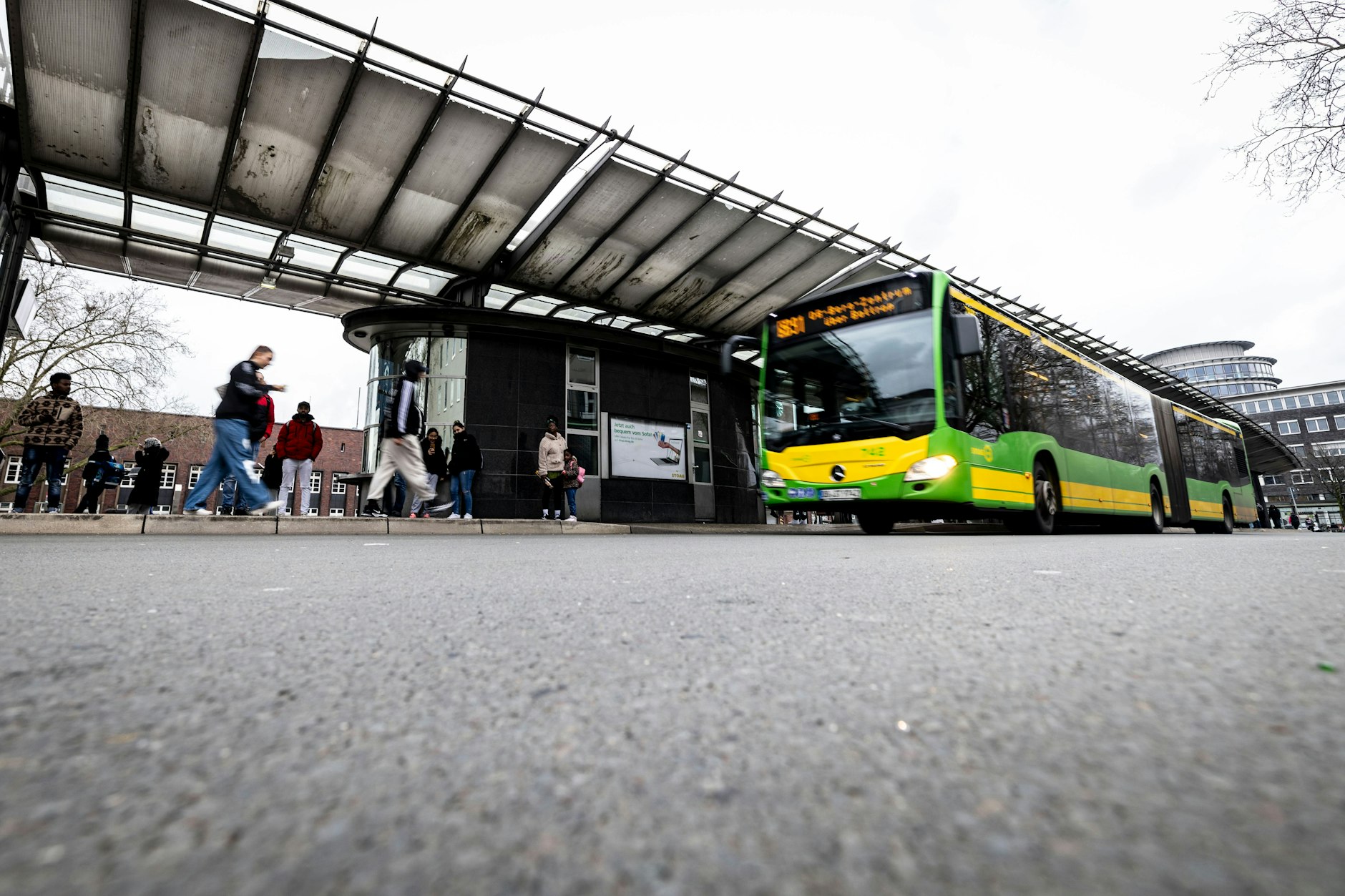 Nach dem gewaltsamen Tod eines jungen ukrainischen Basketballers in Oberhausen ist am Dienstag der zweite Verletzte, ein Teamkollege, gestorben. Die Tat ereignete sich am Busbahnhof. Ermittelt wird gegen vier Verdächtige wegen gemeinschaftlichen Mordes. 