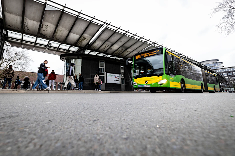 Nach dem gewaltsamen Tod eines jungen ukrainischen Basketballers in Oberhausen ist am Dienstag der zweite Verletzte, ein Teamkollege, gestorben. Die Tat ereignete sich am Busbahnhof. Ermittelt wird gegen vier Verdächtige wegen gemeinschaftlichen Mordes.&nbsp;