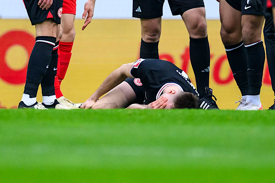 Frankfurts Sasa Kalajdzic liegt beim Spiel gegen Freiburg verletzt auf dem Boden, Schuld daran ist sein Kreuzband.  