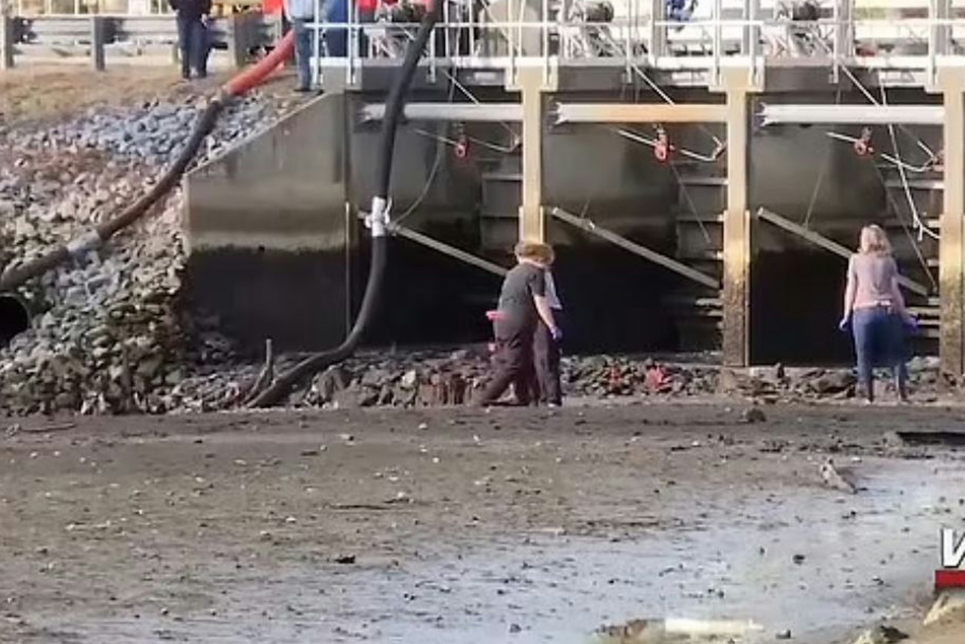 In einem Staubecken wurde das Autowrack mit menschlichen Überresten von drei Personen entdeckt.