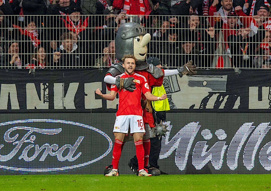 Jetzt passt es endlich: Benedict Hollerbach fühlt sich stark im Arm von Union-Maskottchen Ritter Keule.
