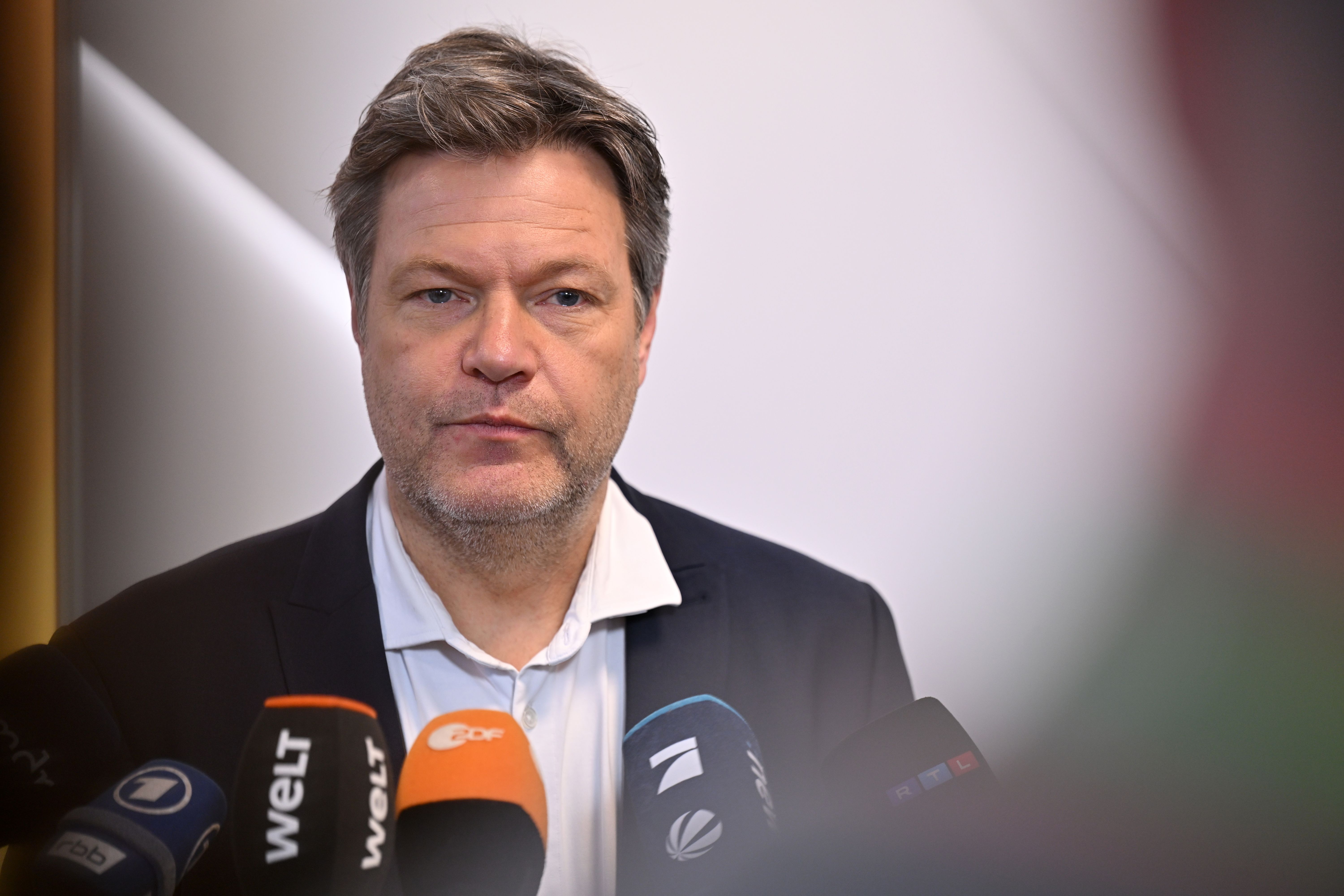 Deutsche Wirtschaft: Bundesregierung um Robert Habeck senkt Wachstumsprognose für 2024 deutlich