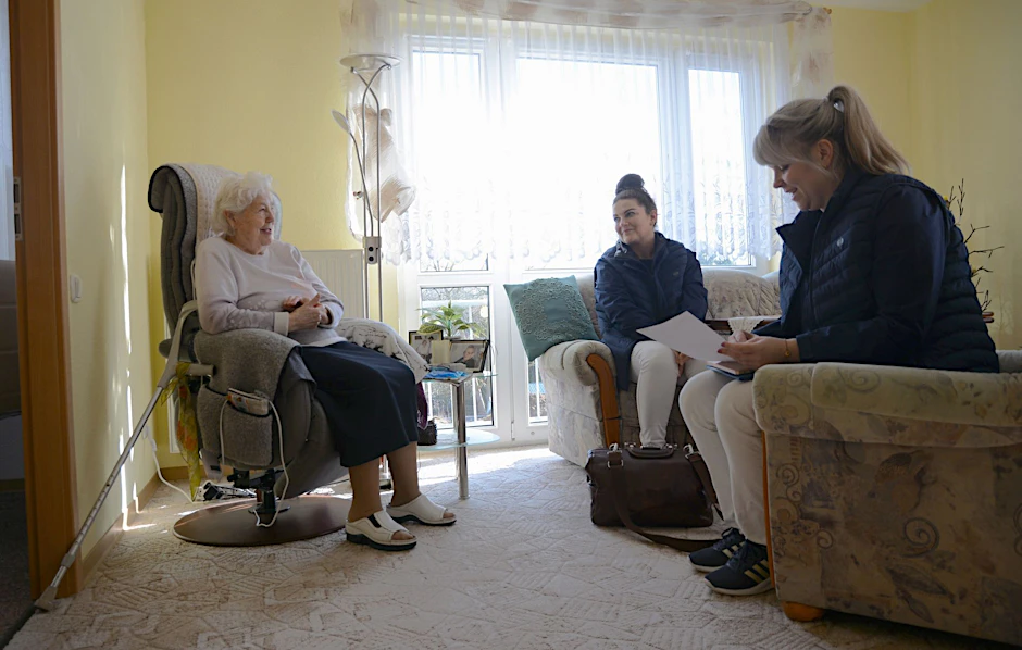 PRODUKTION - Die Landärztin Anne Becker (r) stattet zusammen mit ihrer Angestellten Monique Görl ihrer Patientin Lisa Preis (l) einen Hausbesuch ab.  
