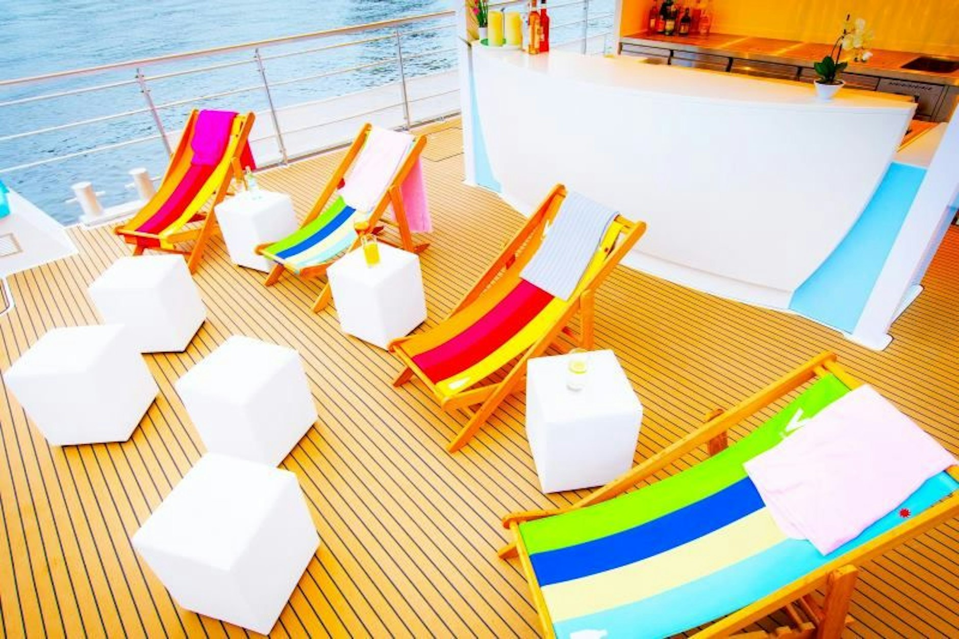 Wie wäre es im Sommer mit einer Schiffstour durch Berlin oder die Seen im Umland mit einem kühlen Getränk und Informationen zu den Highlights am Ufer?