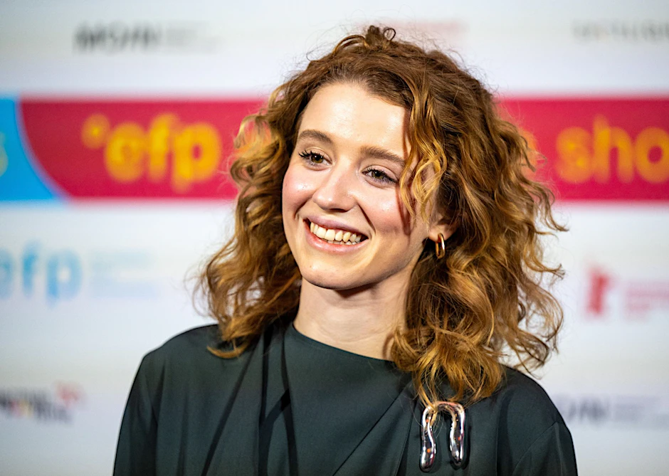 Katharina Stark steht bei der Vorstellung der European Shooting Stars im Rahmen der 74. Berlinale vor der Fotowand.  