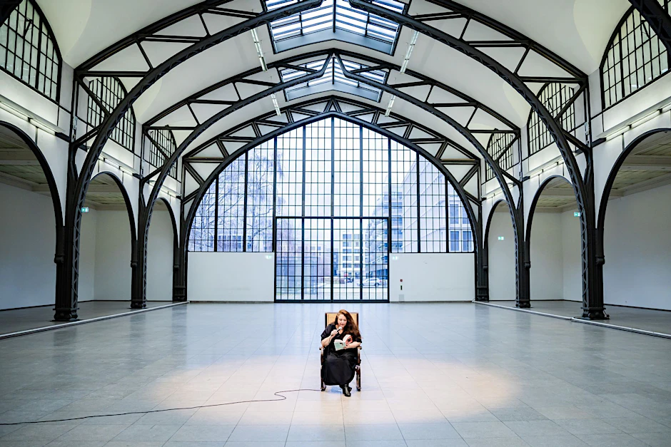 ARCHIV - Tania Bruguera, Künstlerin und Aktivistin, liest aus Hannah Arendts «Elemente und Ursprünge totaler Herrschaft».  
