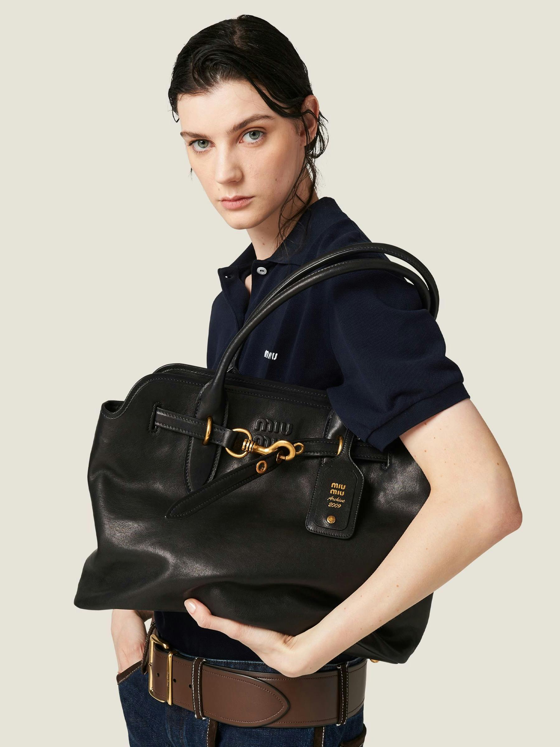 Ungezwungene Eleganz: Diese geräumige Handtasche von Miu Miu ist aus Nappaleder gefertigt, hat zwei Innentaschen und kostet 2900 Euro.