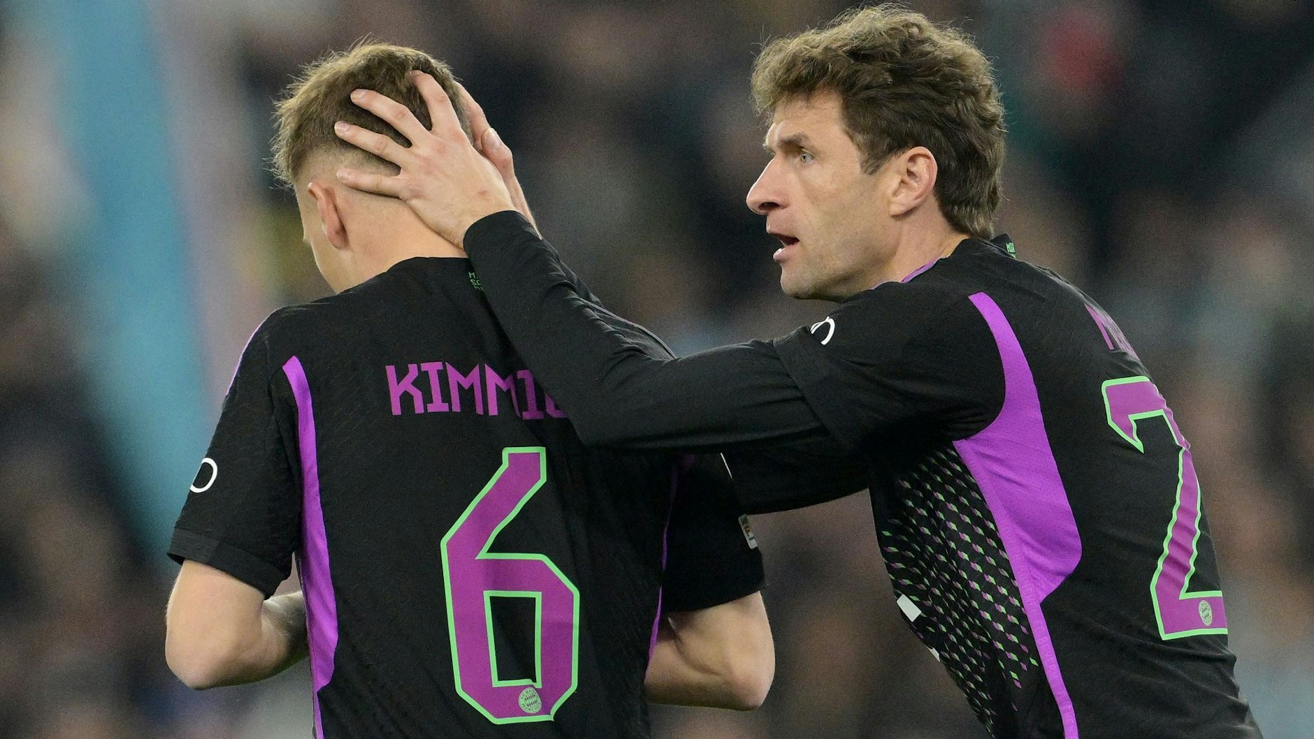 Thomas Müller feuert Joshua Kimmich für den Endspurt unter Thomas Tuchel an.
