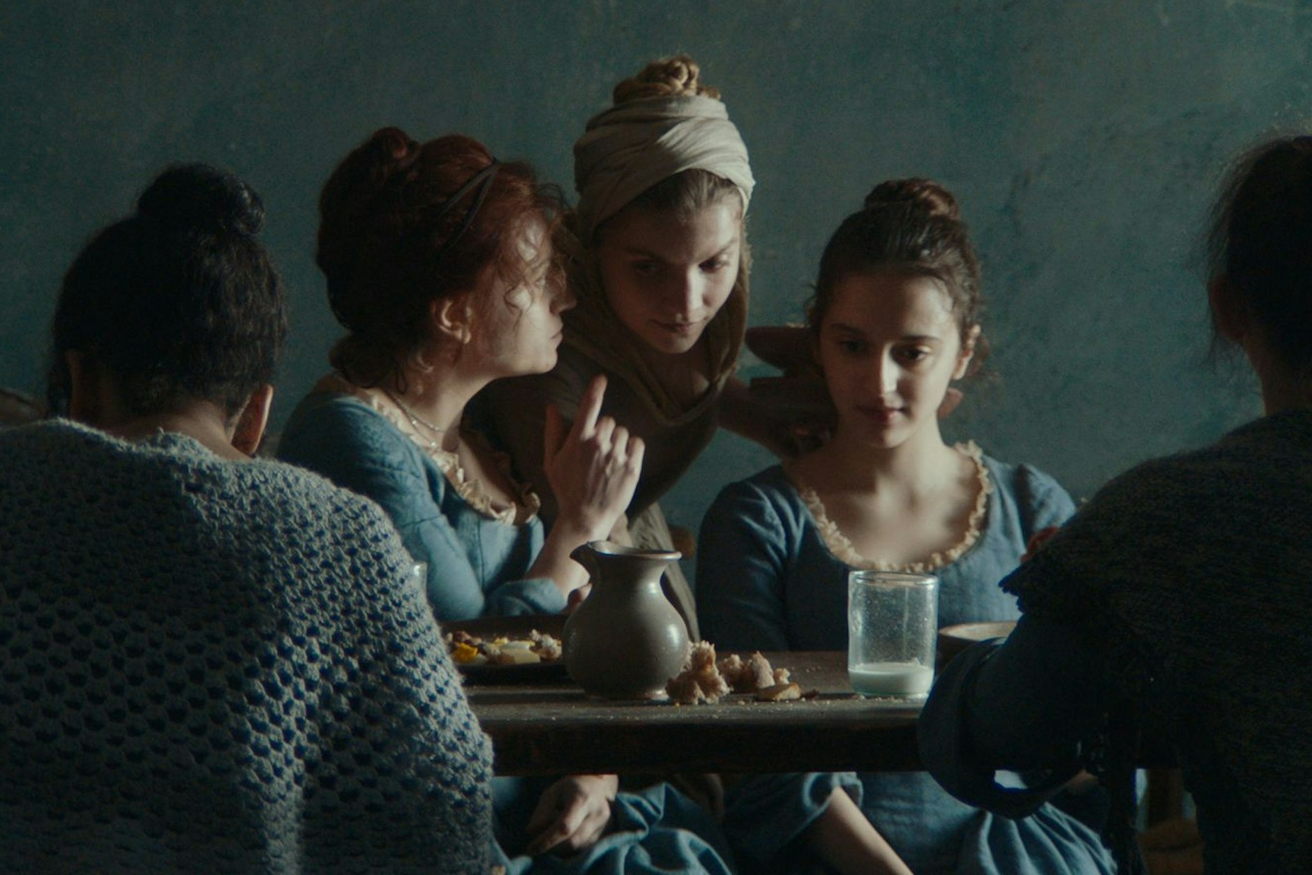 Mit dem Gesicht zu uns: Veronica Lucchesi, Galatéa Bellugi, Maria Vittoria Dallasta (v.l.) in „Gloria!“ von Margherita Vicario