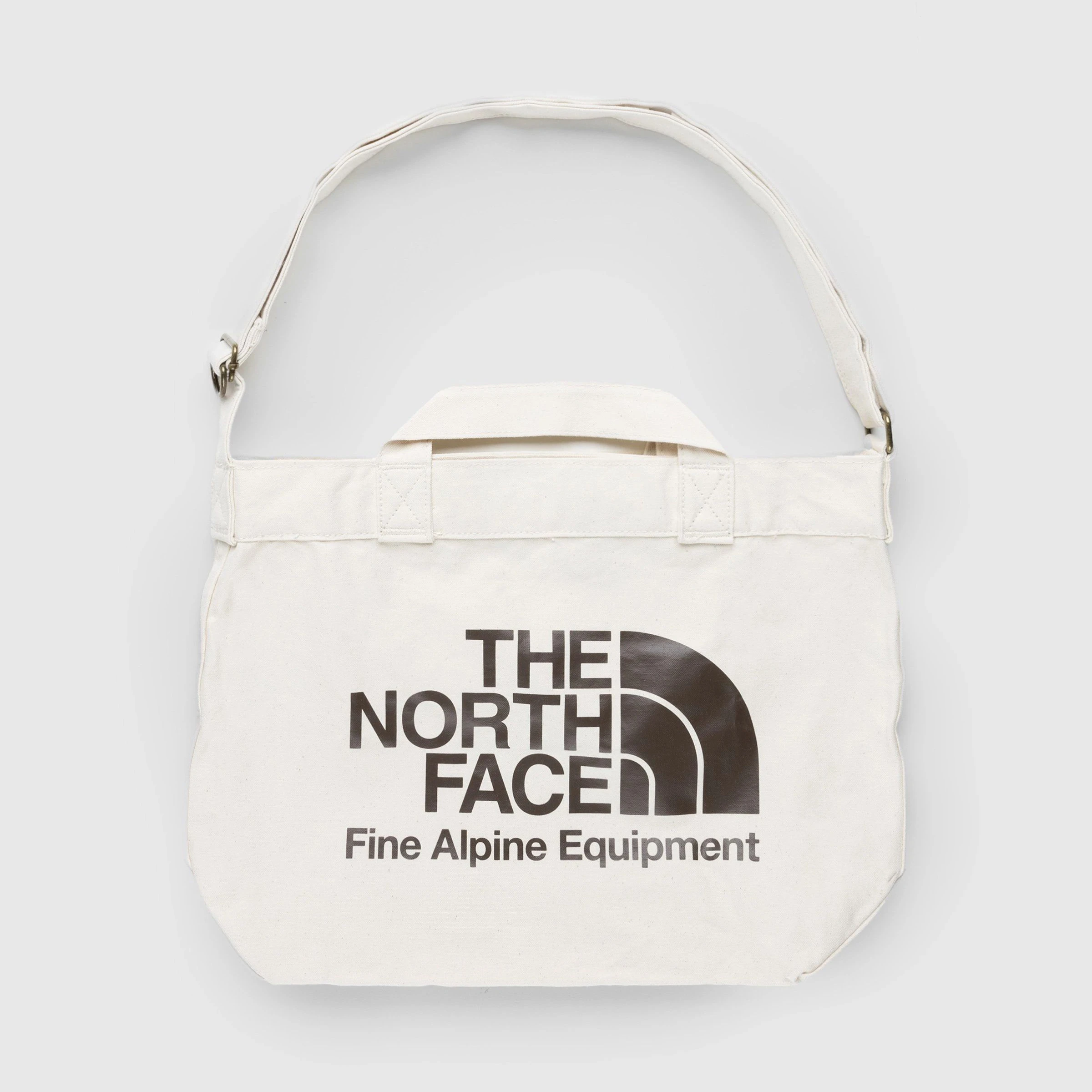 Mit den Maßen von 34 x 47 x 11 Zentimetern ist diese Canvas-Tasche eine günstige Zwischenlösung, während man auf die große Luxustasche spart. Das North-Face-Modell aus heller Baumwolle kostet 35 Euro und ist zum Beispiel bei Highsnobiety zu haben.