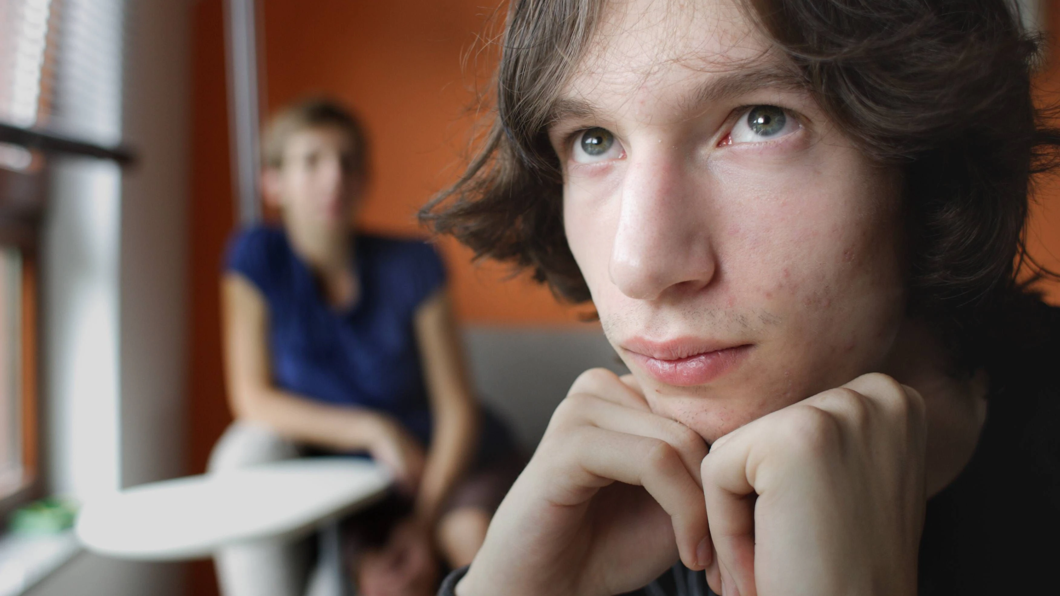 Jungen und Mädchen kommen früher in die Pubertät, sie endet aber genauso spät wie in vorangegangenen Generationen. das bedeutet länger Belastungen für Jugendliche und Familien.&nbsp;