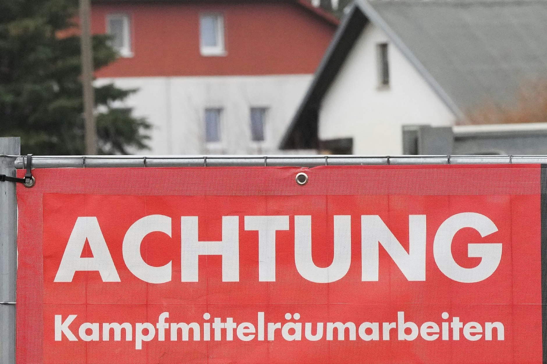 Ein Schild warnt vor Kampfmittelräumarbeiten in Oranienburg.