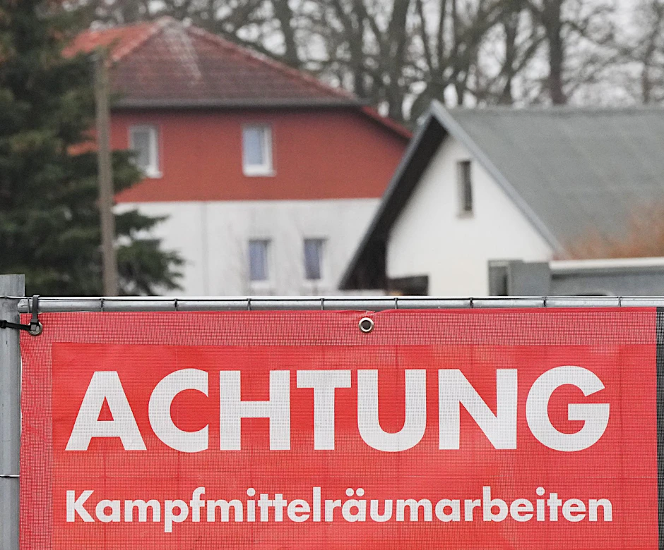 Ein Schild warnt vor Kampfmittelräumarbeiten in Oranienburg.
