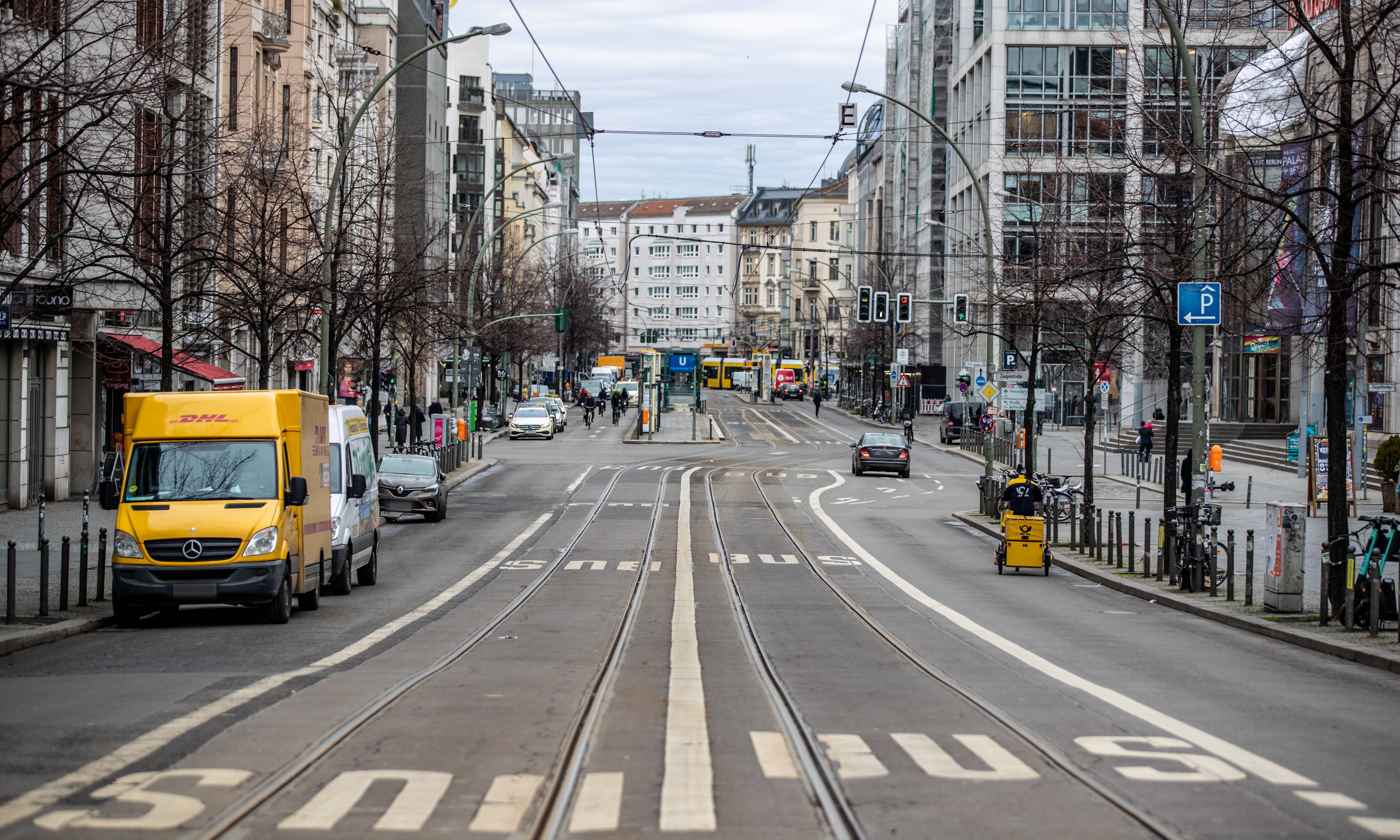 Unfall in Berlin-Mitte: Radfahrerin kracht mit Rollerfahrerin zusammen, Verletzte