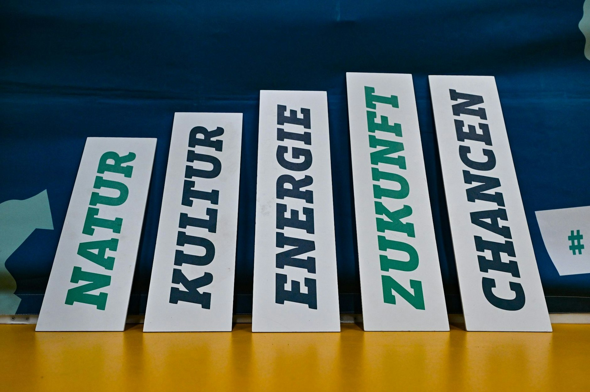 Schilder mit den Schlagwörtern «Natur, Kultur, Energie, Zukunft, Chancen» stehen an einer Wand bei einer Konferenz zur Strukturentwicklung Lausitz.  