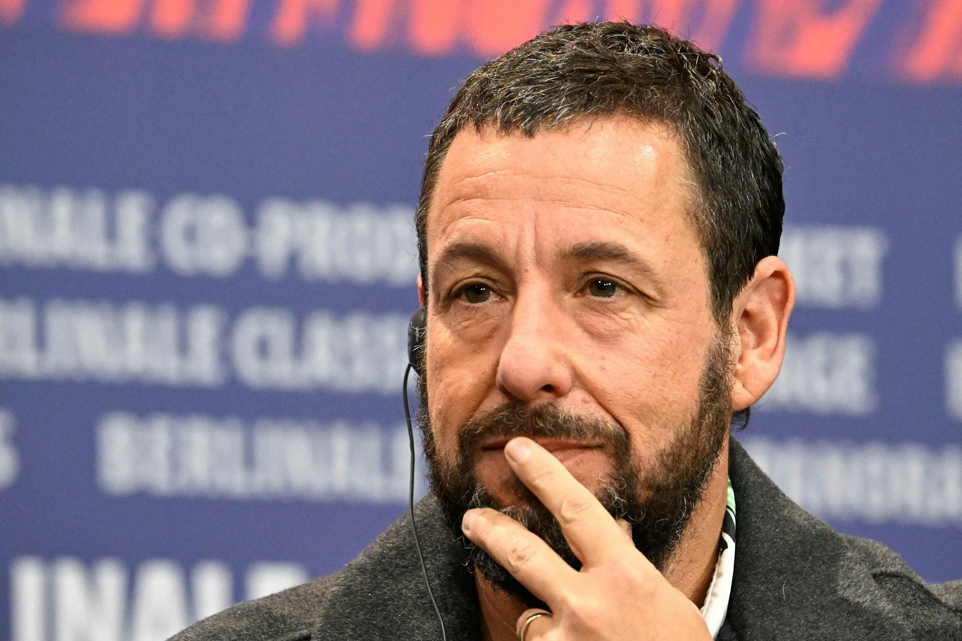 Weltstar Adam Sandler stellt in Berlin seinen Berlinale-Film vor.