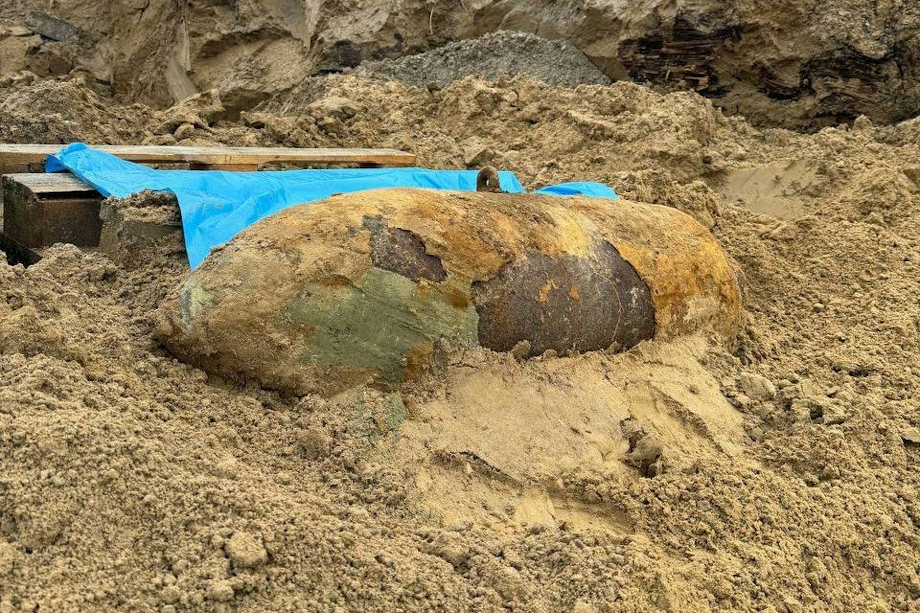 Die Berliner Polizei veröffentlichte auf X dieses erste Foto der Weltkriegsbombe von Schmargendorf.