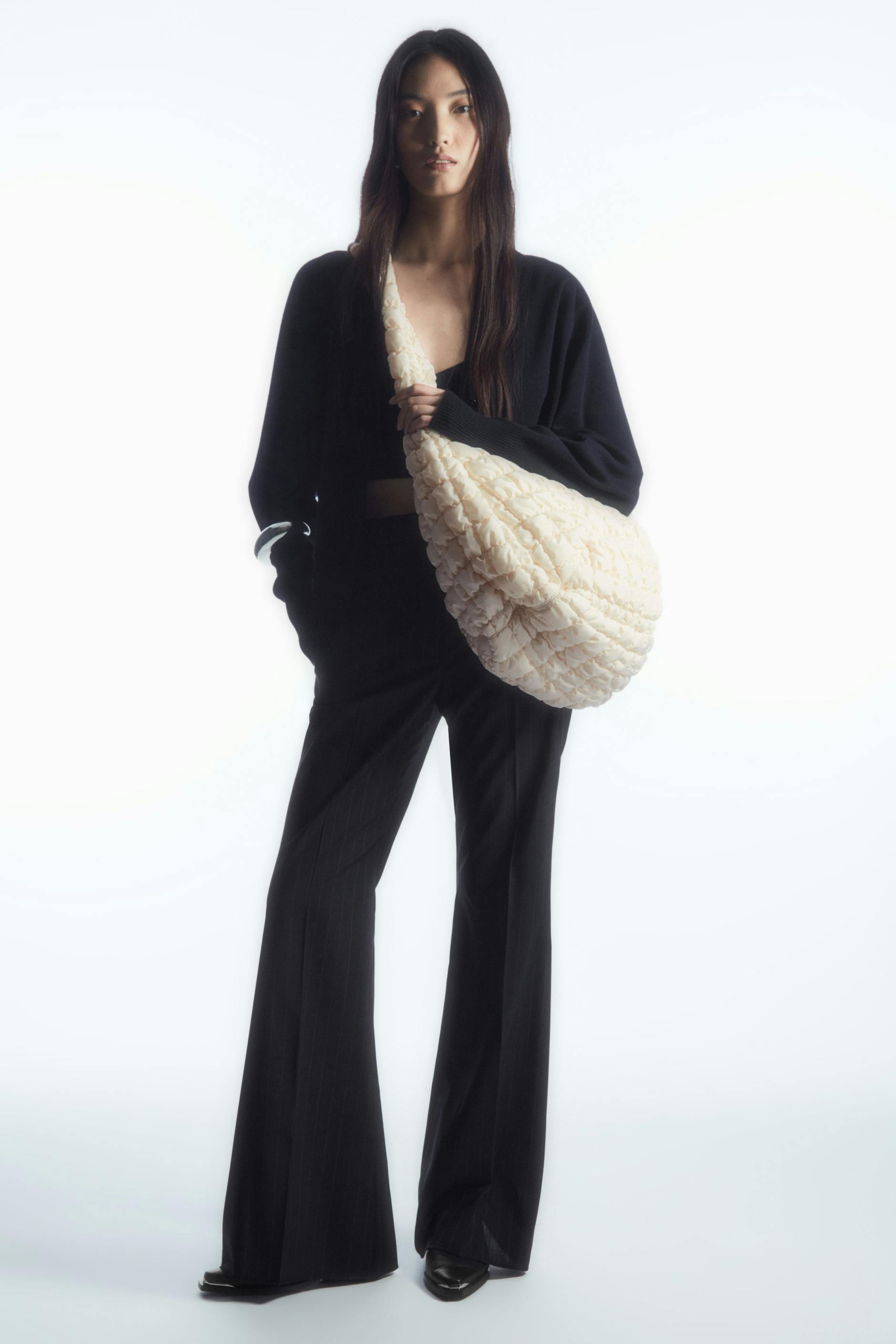 Die cremefarbene Stepptasche von Cos ist aus recyceltem Polyester hergestellt, hat eine versteckte Außentasche mit Reißverschluss und kostet 89 Euro.