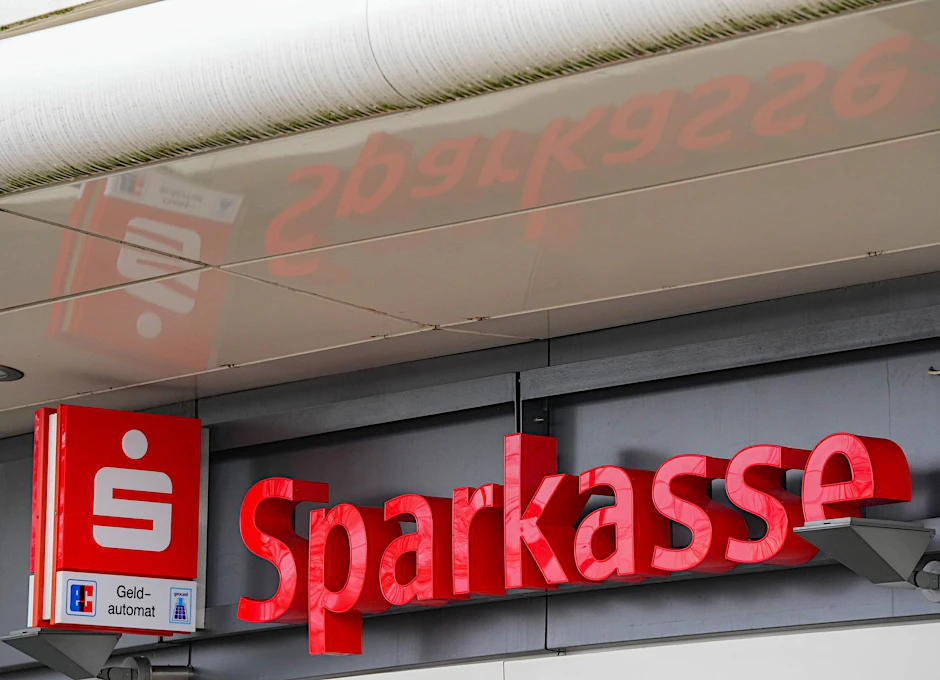 Der Schriftzug "Sparkasse", aufgenommen gegenüber dem Hauptbahnhof über dem Eingang zu einem Neubau.  