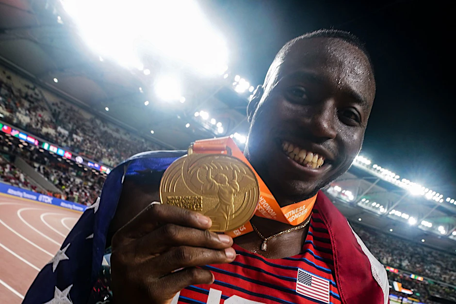 ARCHIV - Weltmeister Grant Holloway aus den USA jubelt im Stadion.  